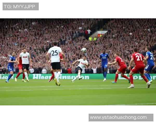 激情四溢的绿茵场上足球比赛开球瞬间引爆全场观众热情